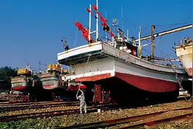 1986年五千吨巨轮首航就沉船，中国船员海上求生24天，带回真相图片