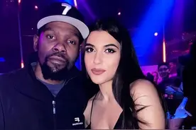 情场得意！杜兰特度假法国租豪车泡夜店，搂着白人美女心情舒畅图片