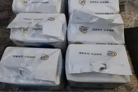 98岁残障阿婆，床单湿了换换了湿！10大包尿布来了，女儿哭了图片