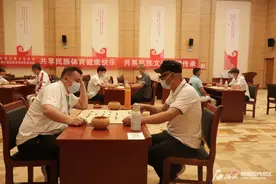 关注自治区第十届少数民族传统体育运动会 | 少数民族传统体育项目知多少 新疆方棋：“土疙瘩”来到大舞台图片