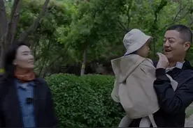 李亚鹏自曝在别墅小院种菜被物业警告，“你们最好不要在这里种农作物”，发视频道歉并把菜苗铲除：太可惜了图片