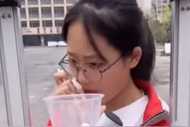 妈妈给初三女儿送饭，女儿一边吃一边流泪，今天的苦是明天的幸福图片