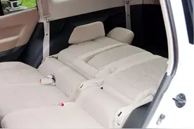 他在开车，我睡个觉可以吗？这个姿势绝对不行！图片
