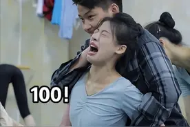 男老师帮忙“压腿”，看完只想对女儿说：这舞蹈咱还是别学了图片