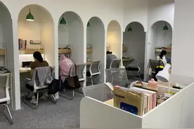 二本青年困在县城自习室：不甘心考试失败，从早上8点学到凌晨图片