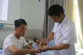 湖南一小伙被剧毒蛇咬伤，险些丧命，连打十几支血清！为保护动物图片