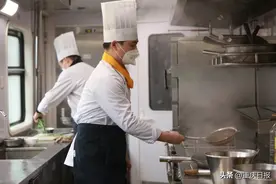 春运列车上有位90后厨师 他用“花样”餐食温暖旅客归途图片