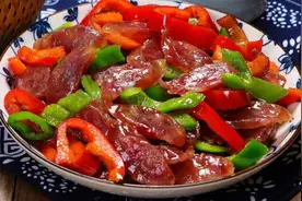 炒腊肠时，直接蒸是大忌！湘西大厨：牢记这点，腊肠不干不硬图片