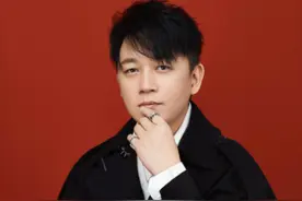 潘粤明与董洁离婚8年：他摆脱抑郁收获真爱，她带儿子苦度光阴图片