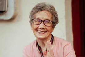 为什么有的女人老了也很美？做到这3点，气质远超同龄人图片