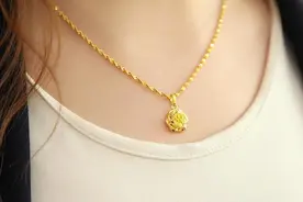 【生活小妙招】你还戴黄金项链吗？赶紧摘下来，好多人不懂咋回事，看完告知家人图片