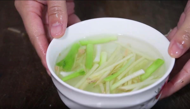 清蒸鱼切记不要放盐和料酒，教你正确做法，鱼肉鲜嫩，不腥不柴