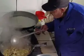 萧县怪老头被捧红后被迫退休，江苏又见怪老头，炒菜手法如出一辙图片