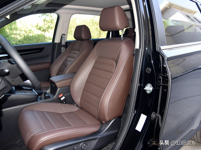省油实惠的合资SUV，年轻时尚空间大，才16万起，解读本田CRV