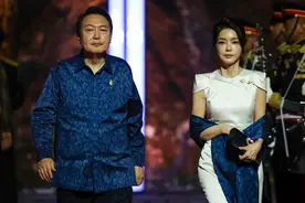 韩国第一夫人晚宴上美炸了！白裙配披肩太仙，宴会上“指导”丈夫图片