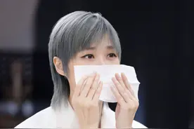 李宇春自曝患强直性脊柱炎！一度严重到要坐轮椅图片