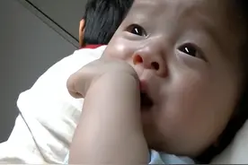 被允许吃手和被禁止吃手的孩子，将来差距会很大，父母别不当回事图片