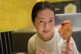 56岁香港性感女神近况曝光！坐地铁逛地摊接地气，身宽体胖无人识图片