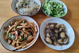江西一家四口各自做菜，看到妻子做的拔丝香蕉时，全家人哄堂大笑图片
