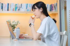 故事：牙科诊所，我遇到了前男友，他正安抚着女友：别怕，有我在图片