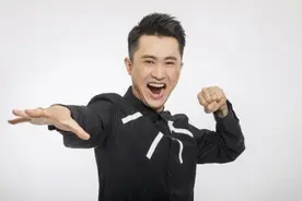 杨帆：暗恋张蕾多年无果？与妻子从校服到婚纱生一女，幸福美满图片