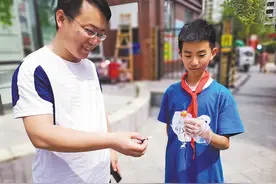 棒棒糖换香烟助力城市文明图片