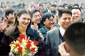 丈夫癌症去世，乌克兰洋媳妇独自养大3个混血儿子，网友：太牛了图片