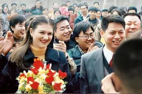 丈夫癌症去世，乌克兰洋媳妇独自养大3个混血儿子，网友：太牛了图片