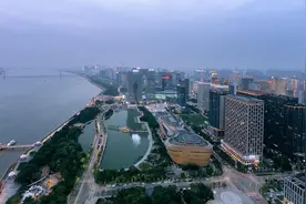 外地游客乘坐火车去杭州西湖玩，是到杭州东站，还是杭州站下车？图片