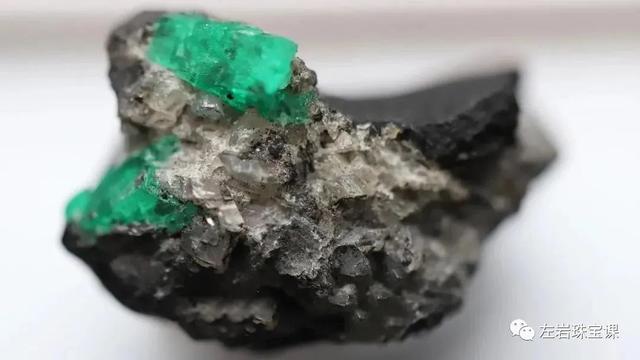 绿宝石王者——祖母绿入门指南