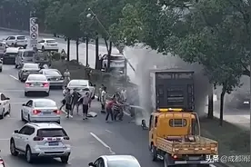 成都三环一货车起火，众人“接力”救援 网友直呼：有爱城市！图片