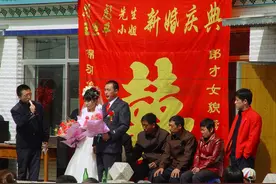 我从小被送人，亲生母亲来参加我的婚礼，我拒绝她上台，这样对吗图片