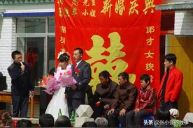 我从小被送人，亲生母亲来参加我的婚礼，我拒绝她上台，这样对吗图片