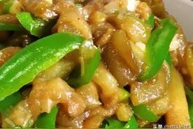 简单好吃的青椒炒茄子，3步做法，解馋下饭，2碗米饭不够吃图片