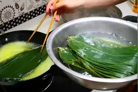 新鲜的粽叶这样处理，好包还不易折裂，煮出来的粽子清香又翠绿图片