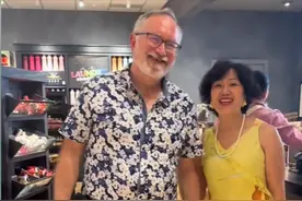 天津富婆到美国探望女儿，爱上美国医生，相识3个月就领证结婚图片