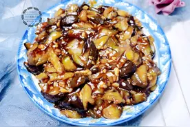 炒茄子，先放油就错了！多加1步，茄子不吸油不发黑，好吃又入味图片