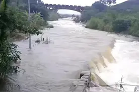 湖南老乡晒“拦河捞鱼”画面，却招来网友吐槽：要把鱼捞绝？图片