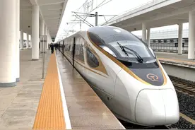火车轨道为何铺满石头，高铁的轨道却没有石头，那石头有何作用？图片