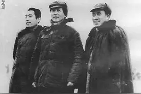 1948年，毛主席、周总理、朱老总给一位老人鞠躬祝寿，她是谁？图片