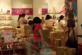昔日“女鞋王”归来？网友：本以为快不行了，一打开电商平台发现前排全是它图片
