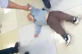 为什么孩子见了东西就喜欢往嘴里塞？行为背后的原因，父母要了解图片