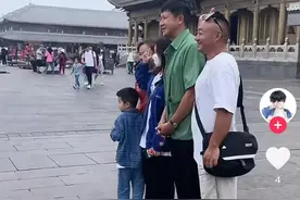 张国强与粉丝合影，拘谨又谦虚，出演《分界线》演技再获认可图片