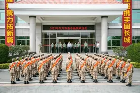 海南东方欢送68名新兵赴军营图片