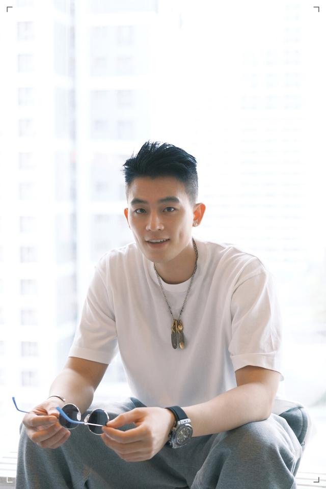 喜好戴一对耳钉,尤其是歪嘴一笑的时间,有一种痞帅的感觉,而这种痞帅