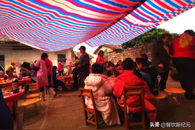 广西穷？北方小伙参加广西婚宴，不用随礼还给红包，18道菜全是肉图片