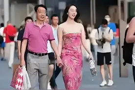 所以牵了手的手，没有岁月可回头图片