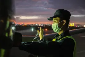 浪漫！战机与月亮同框图片