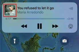 苹果iOS 16如何在锁屏界面边听音乐边欣赏全屏专辑封面图片