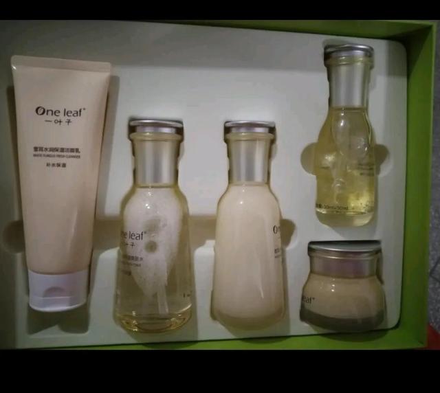一叶子护肤品怎么样？雪耳水润保湿套装使用效如何？